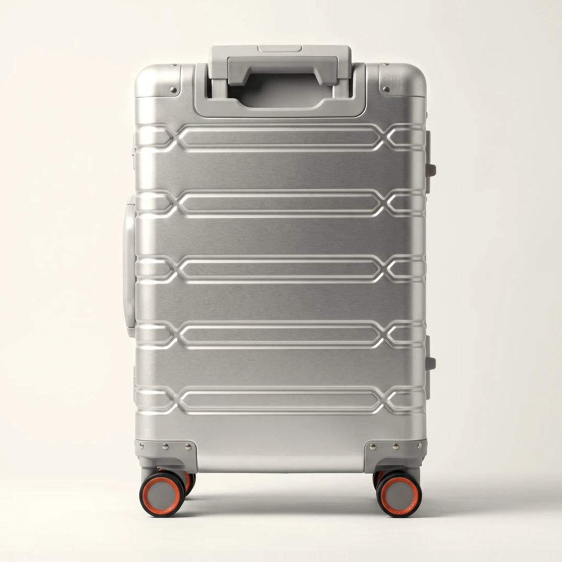 Achterkant van de DS ONE aluminium koffer met geribbelde groeven en dubbele spinnerwielen