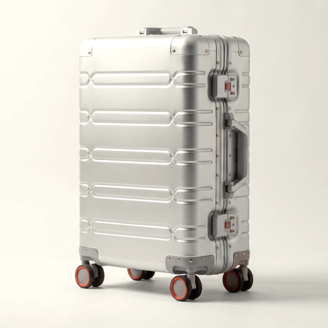 Zilveren DS ONE aluminium koffer 24 inch met TSA-sloten en zijhandvat, vooraanzicht