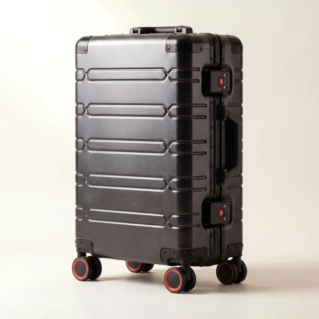 Zwarte DS ONE aluminium koffer 24 inch met TSA-sloten en oranje wielaccenten