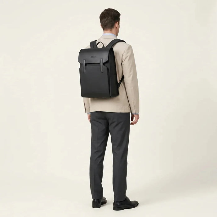DS Classic 21L Laptoprugzak – model draagt de rugzak, zakelijk-casual (studio)