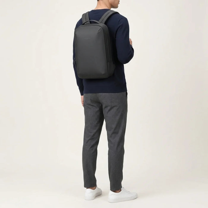 DS Lite 18L Laptoprugzak – model draagt de slanke rugzak, casual (studio-serie)
