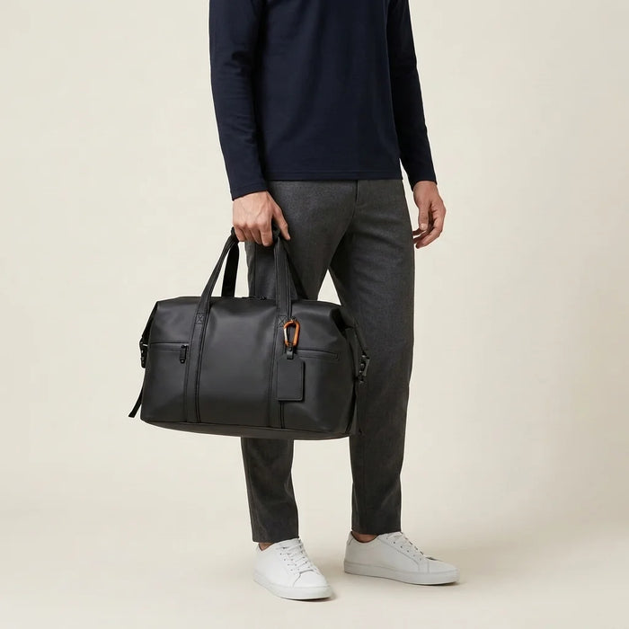 DS Volt 21L Reistas – model houdt de tas aan het handvat (studio-serie)
