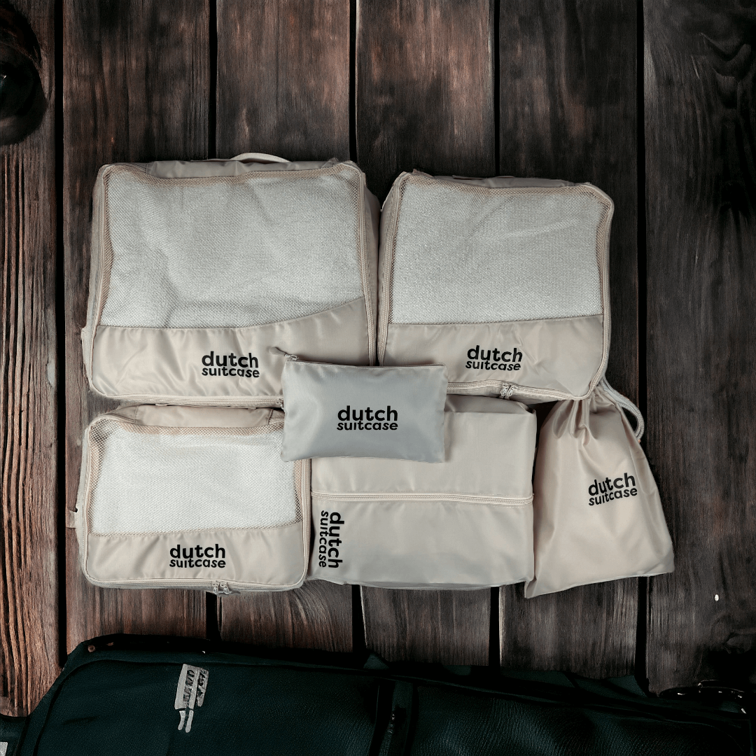 Set van beige DutchSuitcase packing cubes om efficiënt en georganiseerd in te pakken.