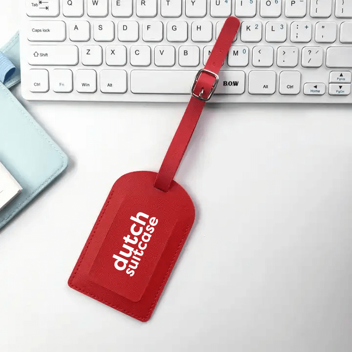Opvallend rood kofferlabel van DutchSuitcase, zorgt ervoor dat je bagage gemakkelijk te vinden is