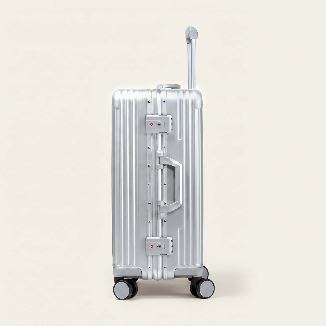 Zijkant van de zilveren DS Front handbagage koffer met aluminium frame, twee TSA-sloten en zijhandvat