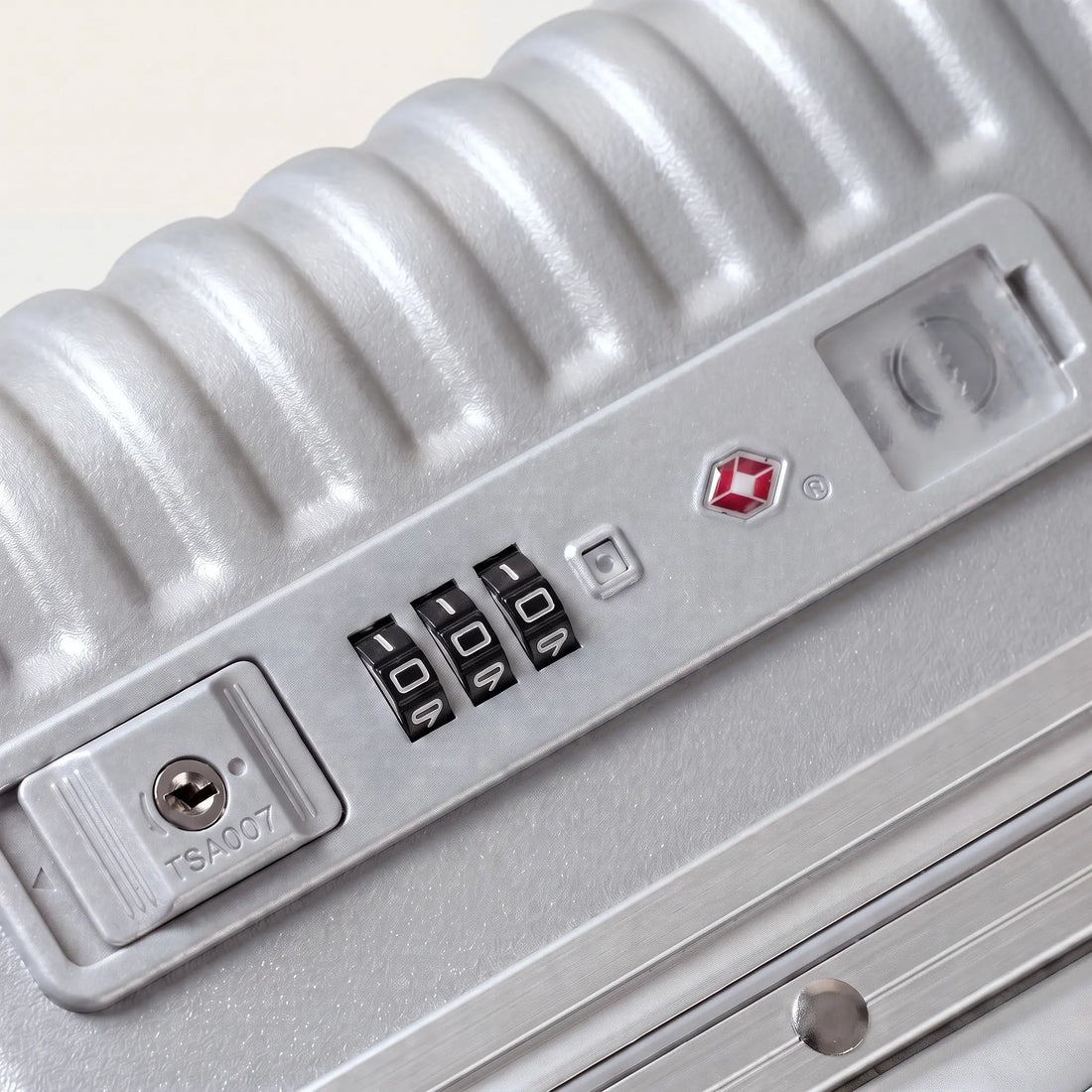 TSA-cijferslot en USB-poorten bovenop de zilveren DS Front handbagage koffer