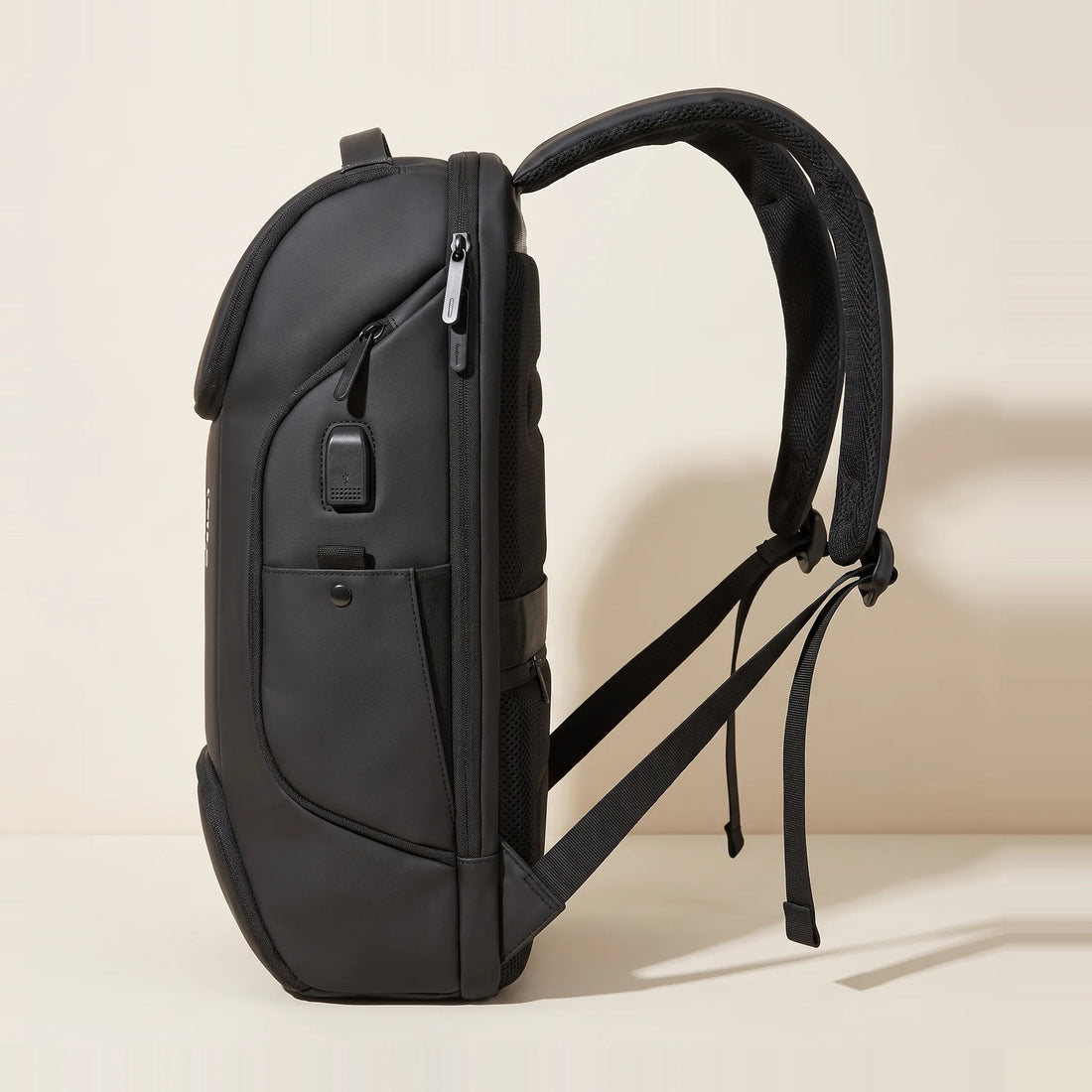 Zijaanzicht van de zwarte DS Pro laptoprugzak met USB-poort en insteekvak met drukknoop