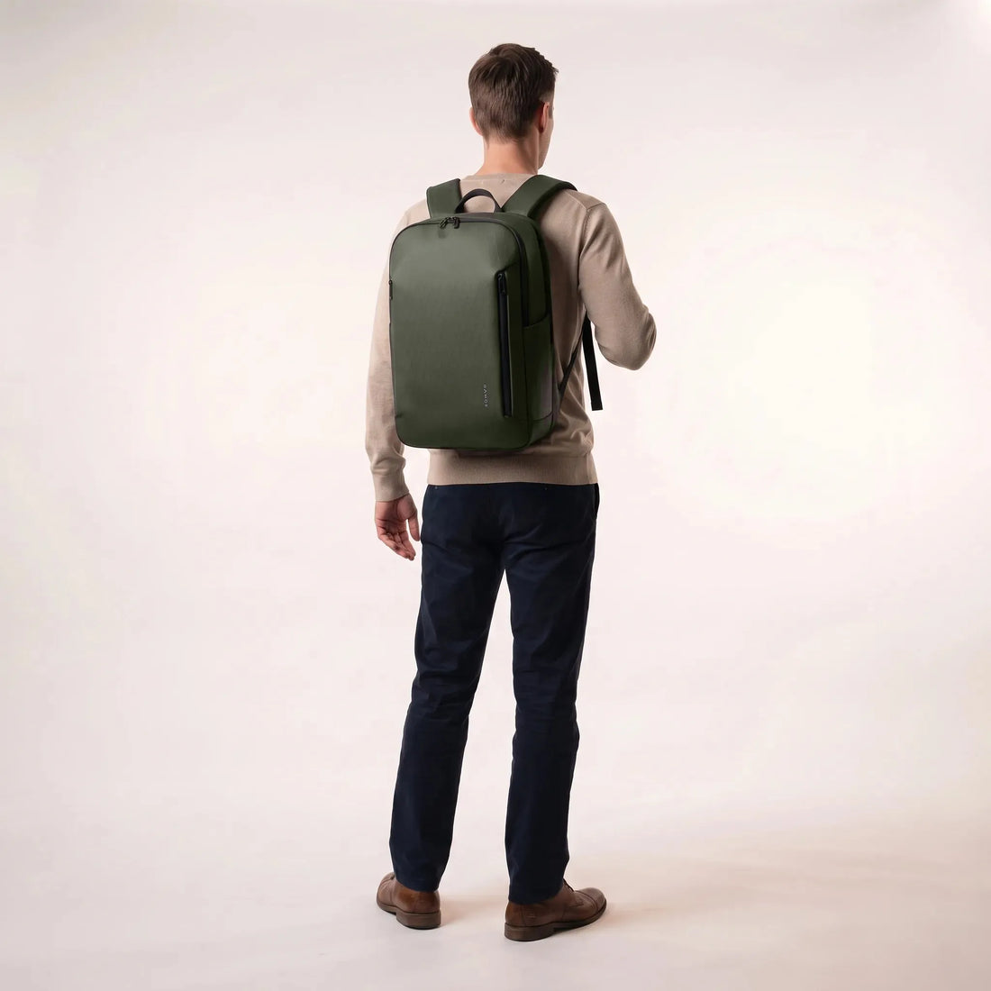 Man draagt de donkergroene DS Shield laptoprugzak van 22 liter op zijn rug, gezien van achteren