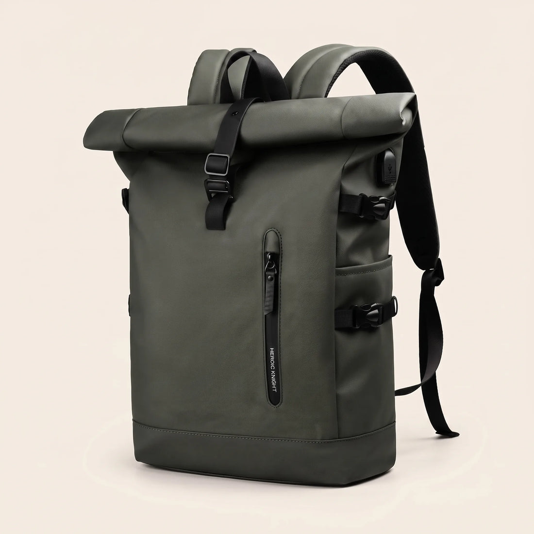 Olijfgroene DS Elevate rolltop rugzak met zwarte gespen, driekwart vooraanzicht, kleurvariant groen