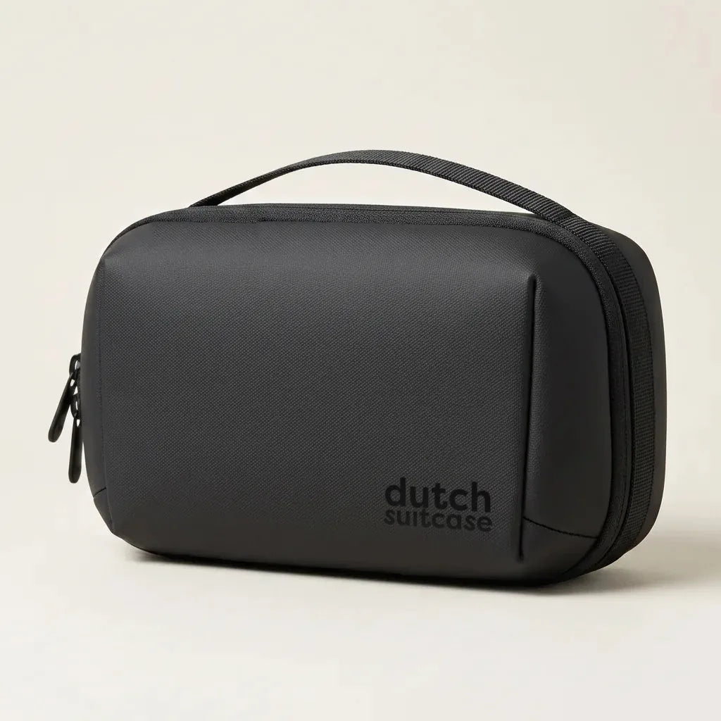 Zwarte tech organizer DS Tech van Dutchsuitcase voor kabels en elektronica, driekwart vooraanzicht