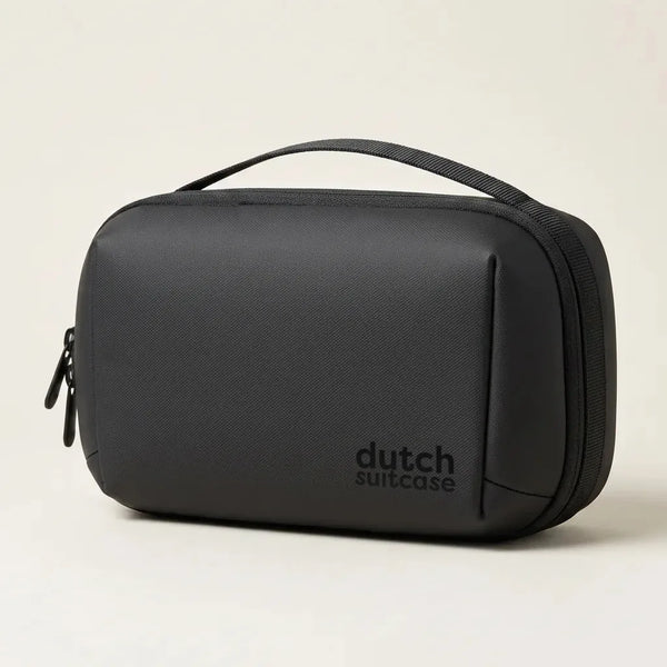 Zwarte tech organizer DS Tech van Dutchsuitcase voor kabels en elektronica, driekwart vooraanzicht