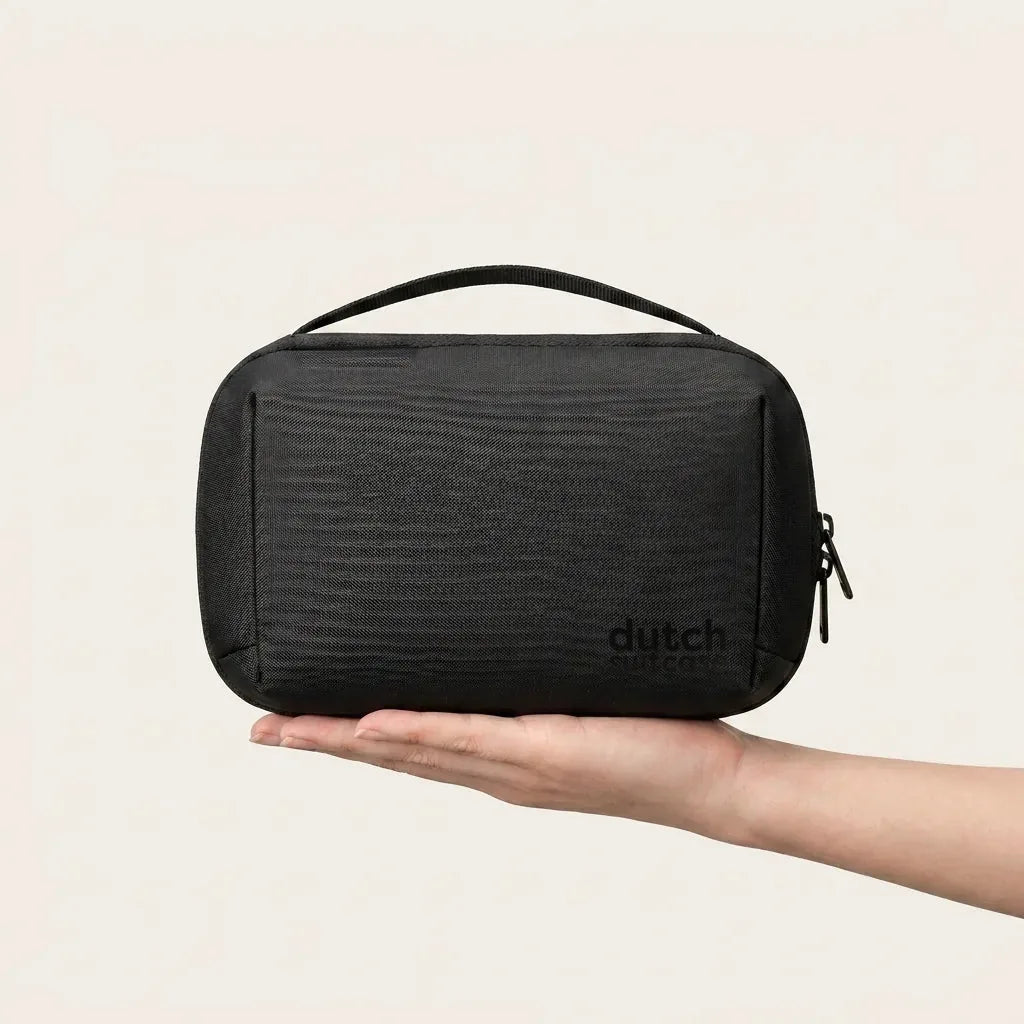 DS Tech elektronica organizer op een hand, toont het compacte formaat voor op reis