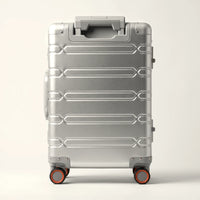 Achterkant van de DS ONE aluminium koffer met geribbelde groeven en dubbele spinnerwielen