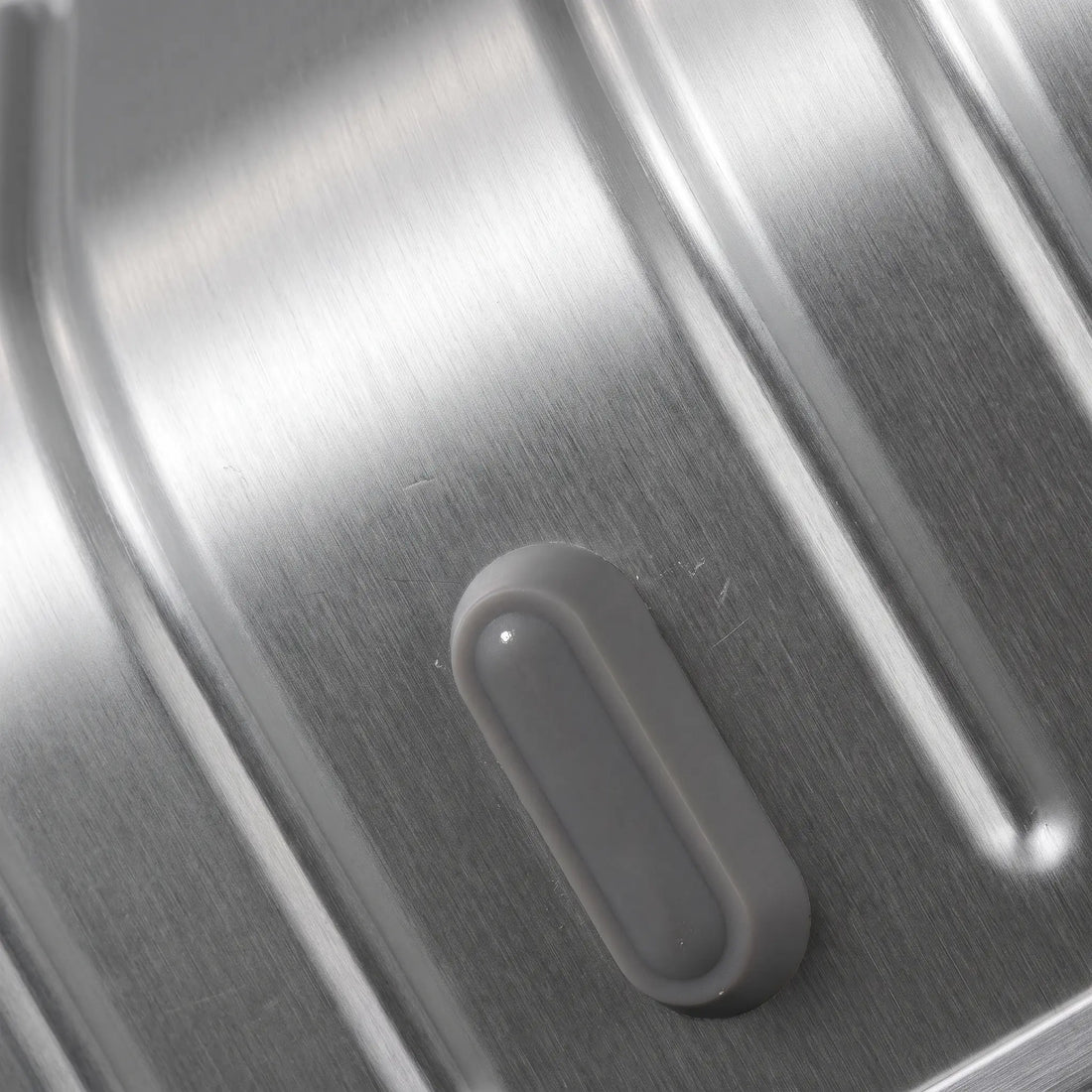Macro van het geborstelde aluminium oppervlak met groeflijnen van de DS ONE koffer