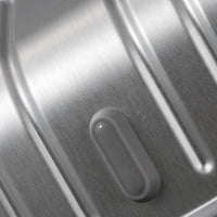 Macro van het geborstelde aluminium oppervlak met groeflijnen van de DS ONE koffer
