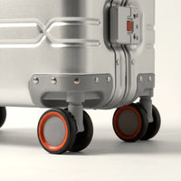 Dubbele 360 graden spinnerwielen met oranje accent van de DS ONE aluminium koffer, close-up