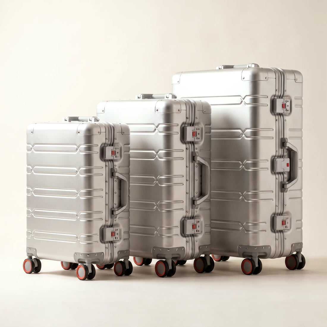 De DS ONE aluminium koffer in 20, 24 en 29 inch naast elkaar, van handbagage tot ruimbagage