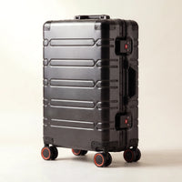Zwarte DS ONE aluminium koffer 24 inch met TSA-sloten en oranje wielaccenten