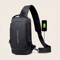 Zwarte DS Lock crossbody tas laadt een smartphone op via de externe USB-poort, vooraanzicht