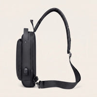 Zijaanzicht van de DS Lock crossbody tas met USB-poort met rubberen beschermklepje