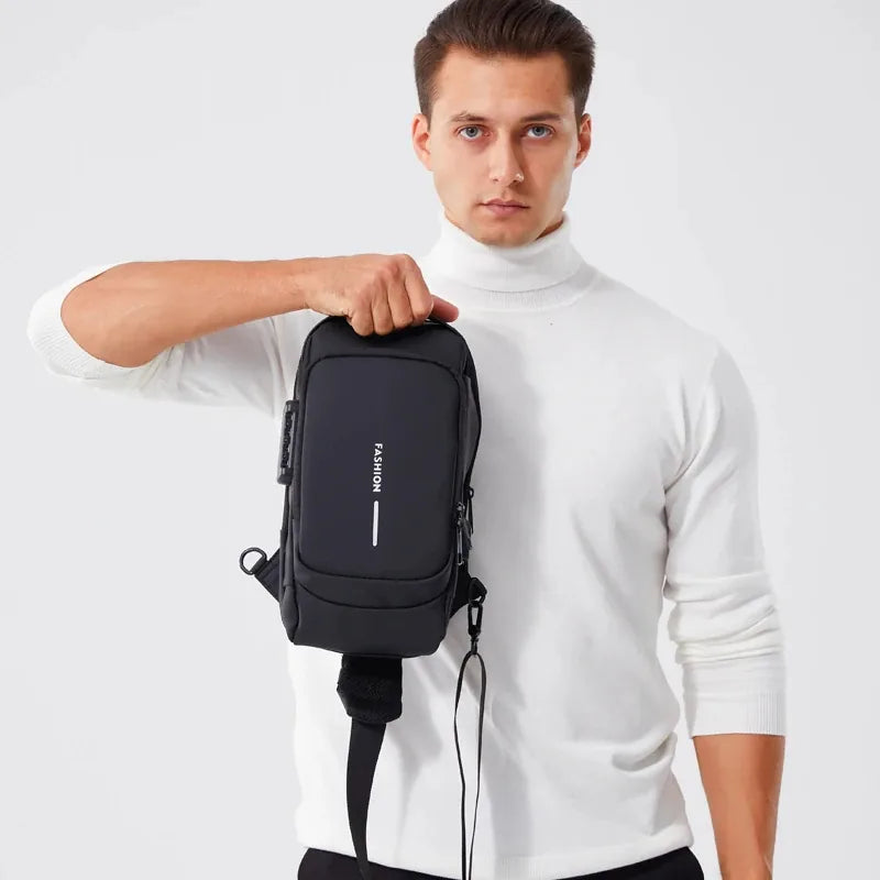 Man draagt de DS Lock crossbody tas opgetild aan het stevige handvat, frontaal aanzicht