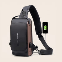 Zwart-bruine DS Lock crossbody tas laadt een telefoon op via de USB-poort, kleurvariant zwart-bruin