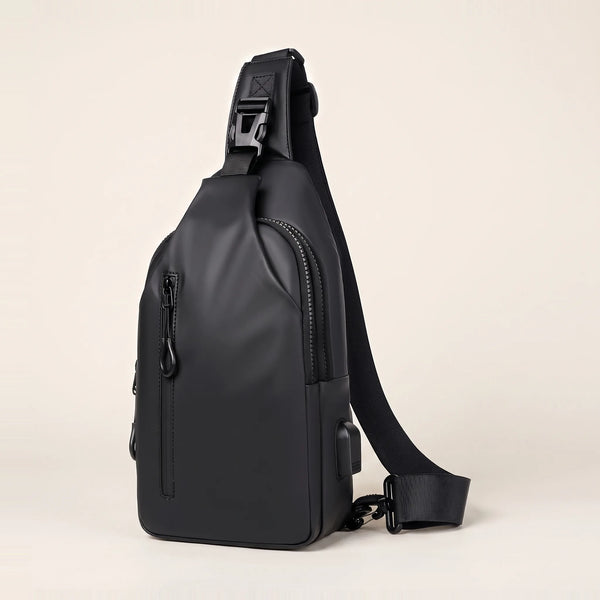 Zwarte crossbody tas DS Sling van Dutchsuitcase met USB-poort en brede schouderband, vooraanzicht