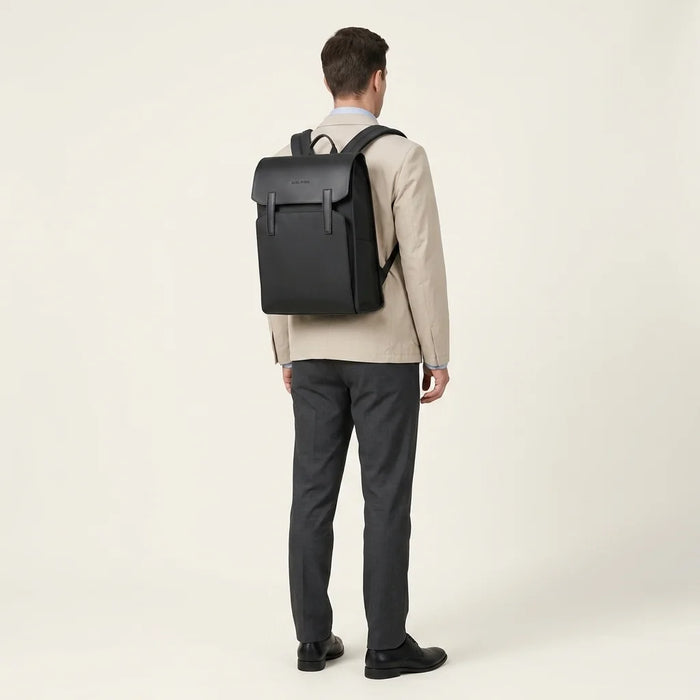DS Classic 21L Laptoprugzak – model draagt de rugzak, zakelijk-casual (studio)