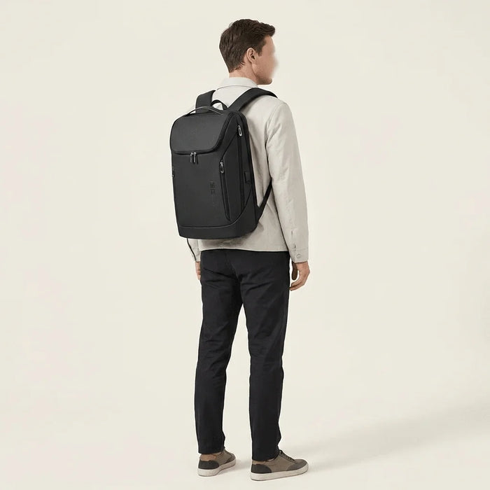 DS Pack 22L Laptoprugzak – model met rugzak op de rug, van opzij/achter (studio)