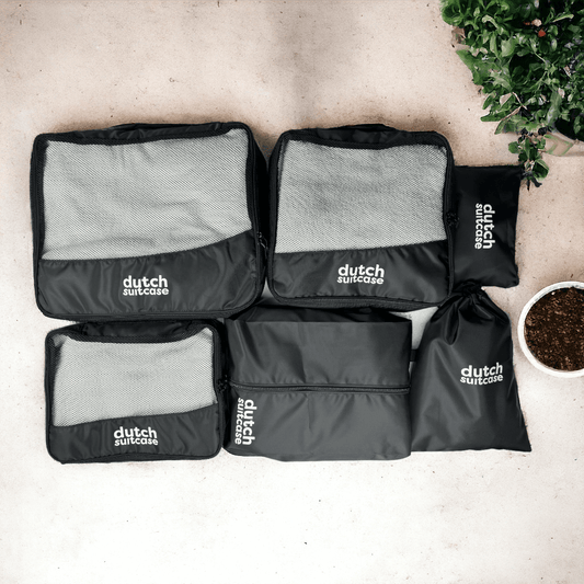 Zwarte packing cubes van DutchSuitcase, ideaal voor het scheiden en beschermen van kleding en accessoires in de koffer.