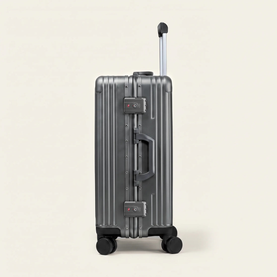 Zijkant van de donkergrijze DS Front handbagage koffer met aluminium frame, twee TSA-sloten en zijhandvat