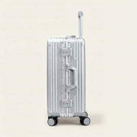 Zijkant van de zilveren DS Front handbagage koffer met aluminium frame, twee TSA-sloten en zijhandvat