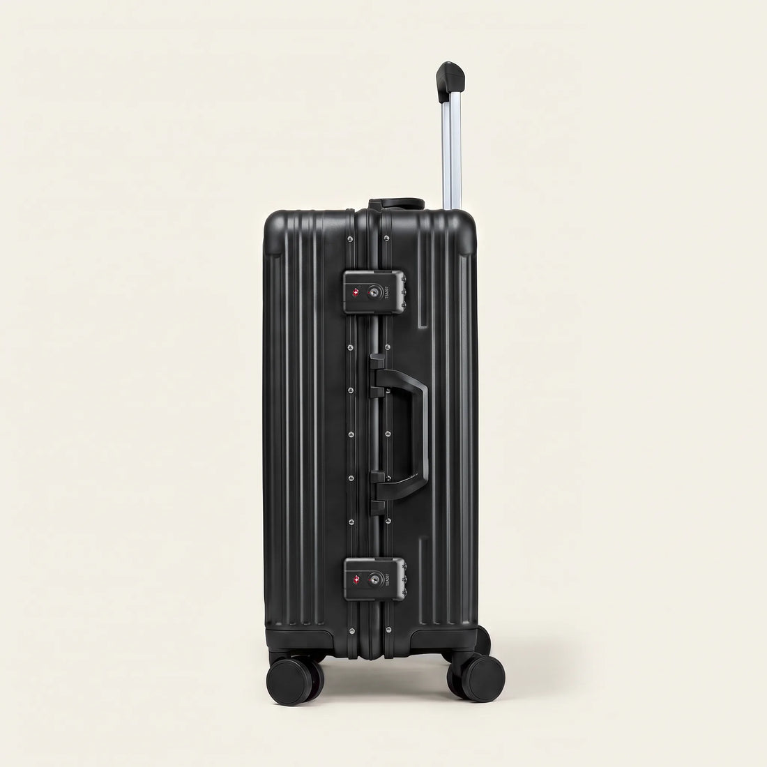 Zijkant van de zwarte DS Front handbagage koffer met aluminium frame, twee TSA-sloten en zijhandvat
