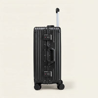 Zijkant van de zwarte DS Front handbagage koffer met aluminium frame, twee TSA-sloten en zijhandvat