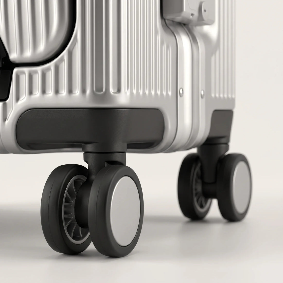 Dubbele 360 graden spinnerwielen aan de onderkant van de zilveren DS Front handbagage koffer