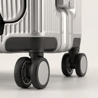 Dubbele 360 graden spinnerwielen aan de onderkant van de zilveren DS Front handbagage koffer