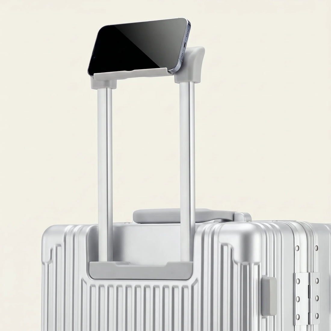 Telefoonhouder op de trolleystang van de zilveren DS Front handbagage koffer, telefoon binnen handbereik