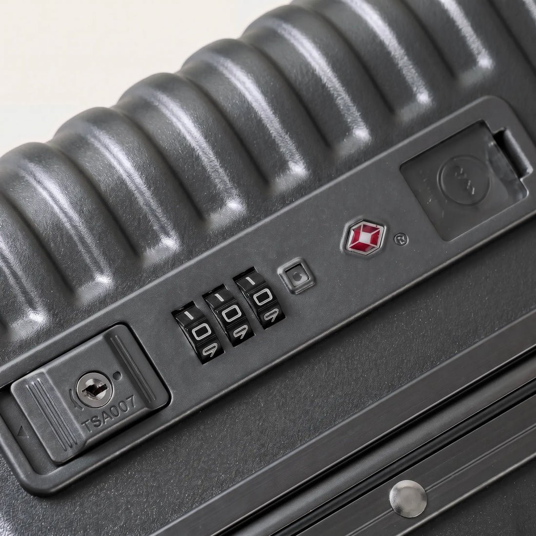 TSA-cijferslot en USB-poorten (USB-A en USB-C) bovenop de donkergrijze DS Front handbagage koffer