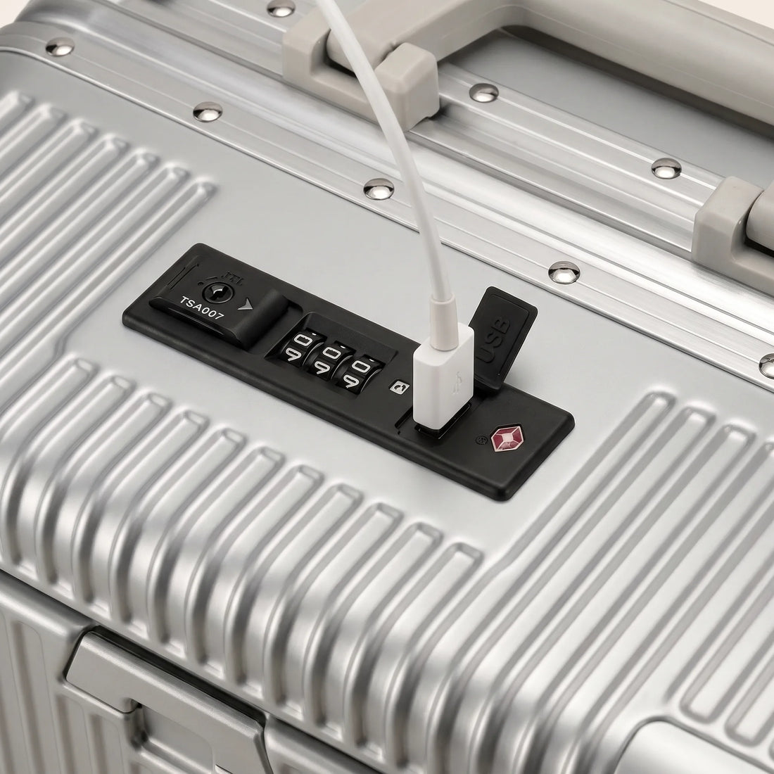 Externe USB-poort en TSA-slot bovenop de DS Front koffer, telefoon opladen tijdens het reizen