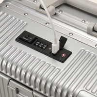 Externe USB-poort en TSA-slot bovenop de DS Front koffer, telefoon opladen tijdens het reizen