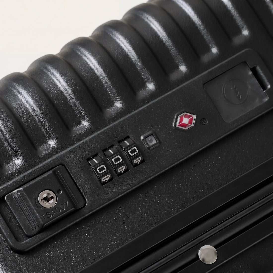 TSA-cijferslot en USB-poorten (USB-A en USB-C) bovenop de zwarte DS Front handbagage koffer