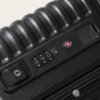 TSA-cijferslot en USB-poorten (USB-A en USB-C) bovenop de zwarte DS Front handbagage koffer