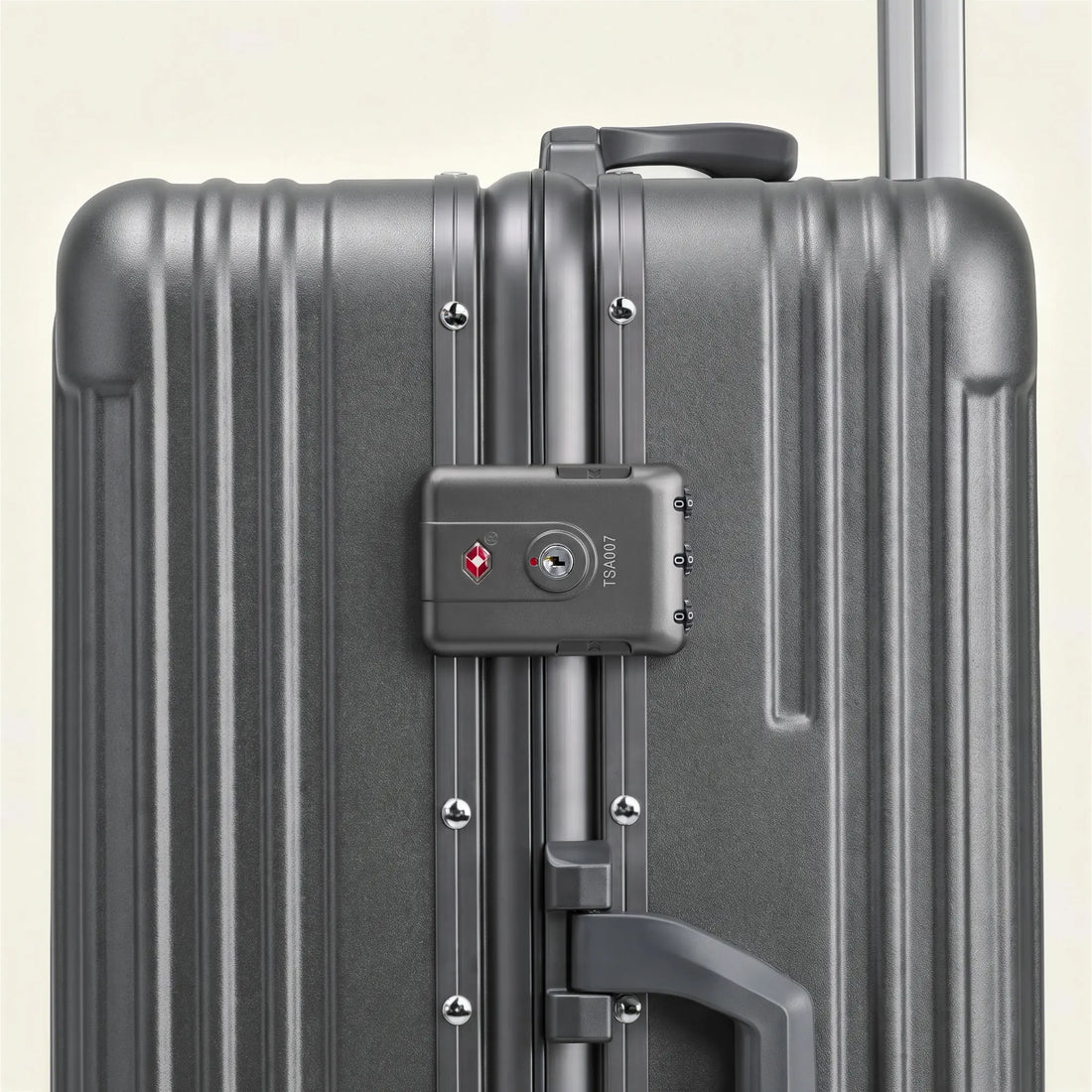 TSA-slot en zijhandvat op het aluminium frame van de donkergrijze DS Front handbagage koffer, close-up