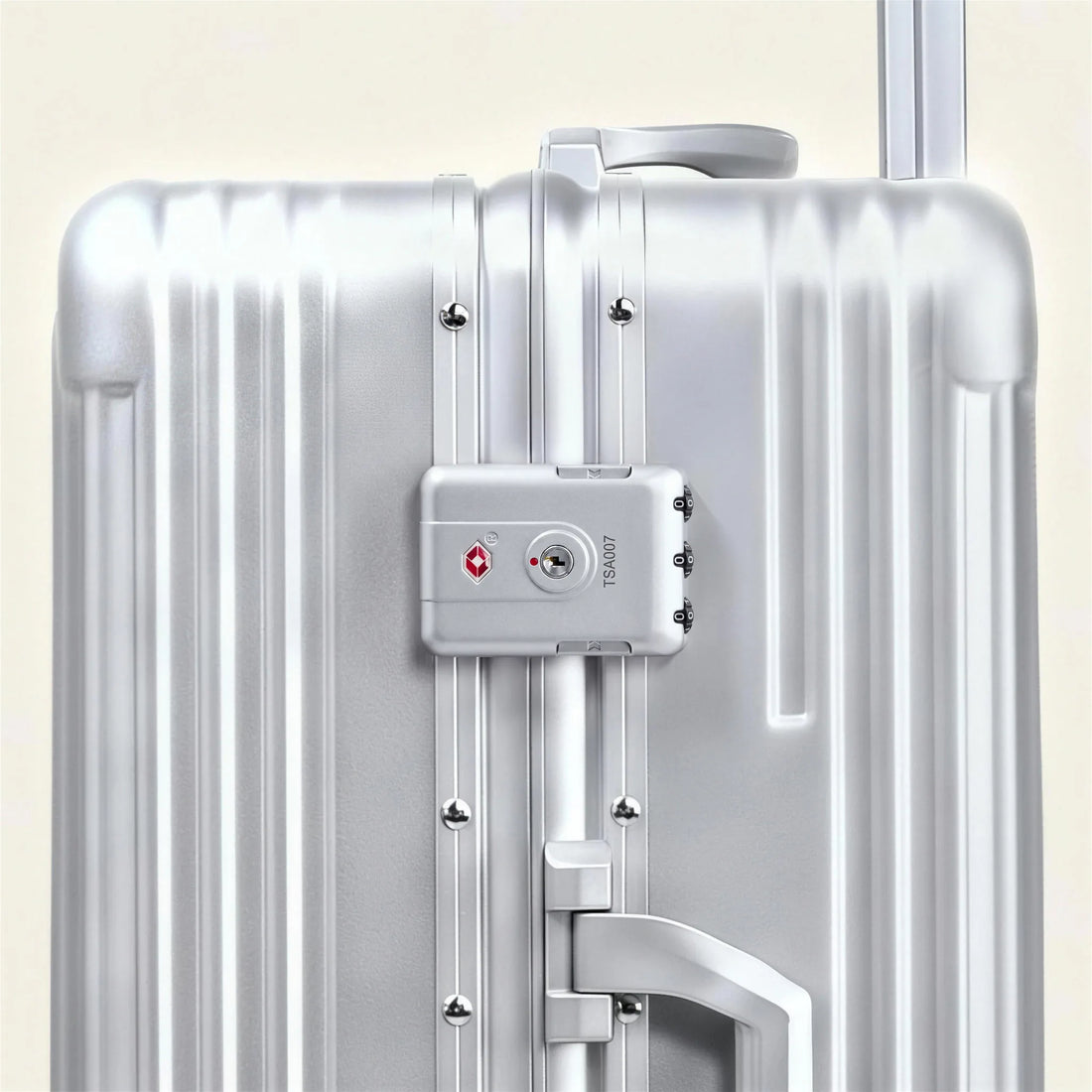 Close-up van het TSA-slot en zijhandvat op het aluminium frame van de zilveren DS Front handbagage koffer
