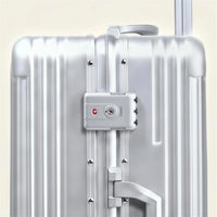 Close-up van het TSA-slot en zijhandvat op het aluminium frame van de zilveren DS Front handbagage koffer