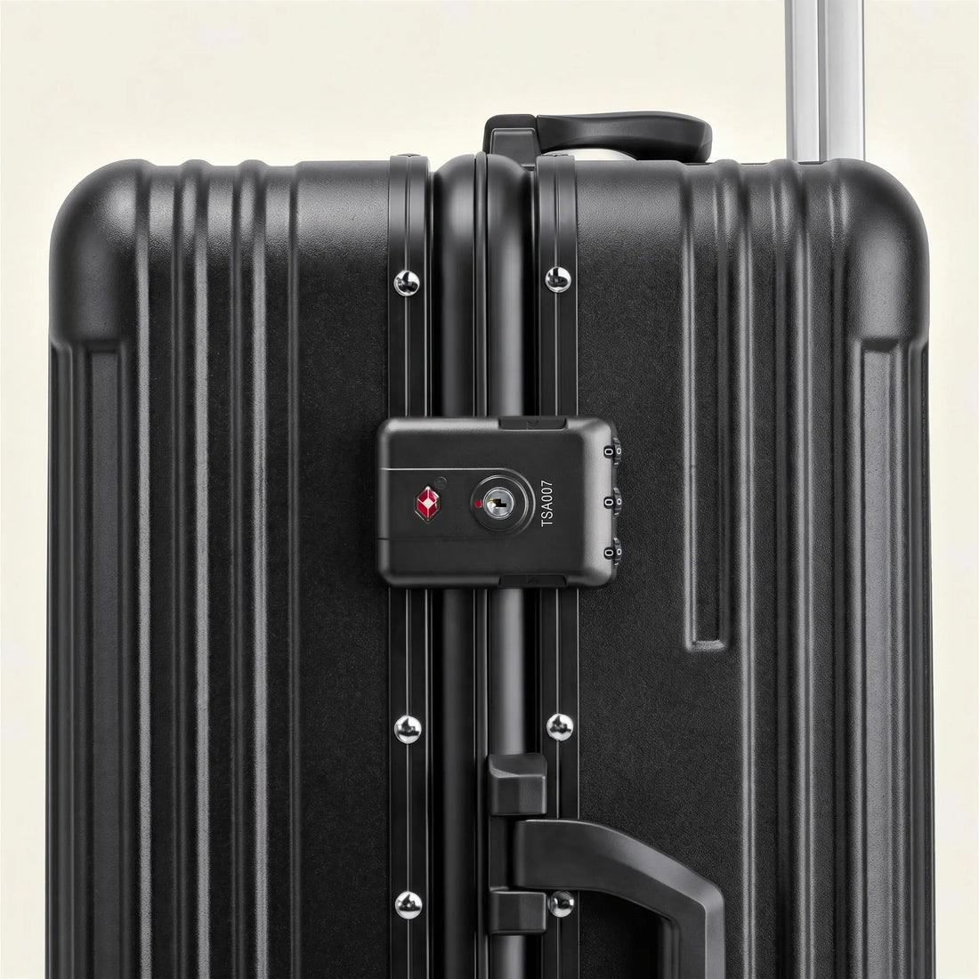 Close-up van het TSA-slot en zijhandvat op het aluminium frame van de zwarte DS Front handbagage koffer