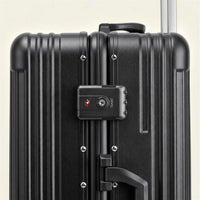 Close-up van het TSA-slot en zijhandvat op het aluminium frame van de zwarte DS Front handbagage koffer