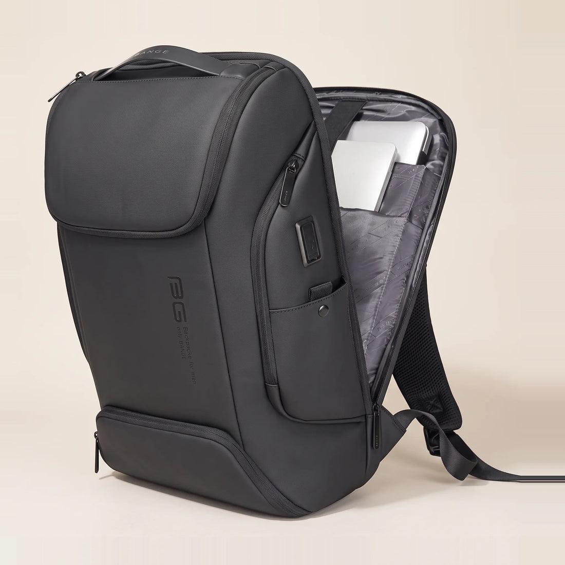 Zijdelings opengeritst laptopvak van de DS Pro rugzak met 16 inch laptop achter gevoerde flap