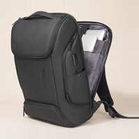 Zijdelings opengeritst laptopvak van de DS Pro rugzak met 16 inch laptop achter gevoerde flap