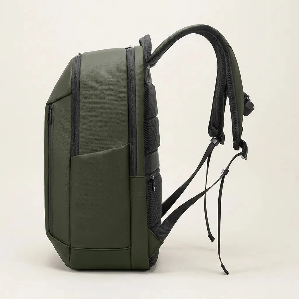 Zijaanzicht van de donkergroene DS Shield laptoprugzak met open zijvak en slank profiel